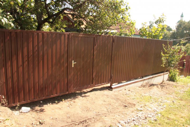 Распашные ворота со встроенной калиткой и забор из профнастила